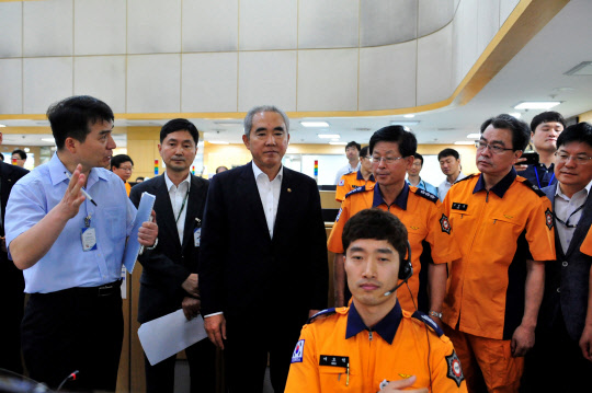 이성호 국민안전처 차관(왼쪽 세번째)이 14일 오전 서울방재센터에서 '긴급신고전화 통합 시범서비스' 보고회를 갖고 전국 확대 실시에 앞서 주요 사항을 점검하고 있다.   국민안전처 제공